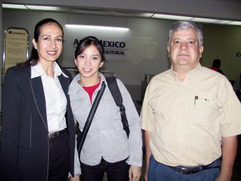   07 de abril  
Sally Katsicas fue despedida por Gerardo y Salomé Katsicas antes de viajar a Inglaterra.