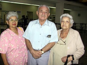 Francisco Santos y Luisa Padilla fueron despedidos por Margarita Santos antes de viajar a San Diego