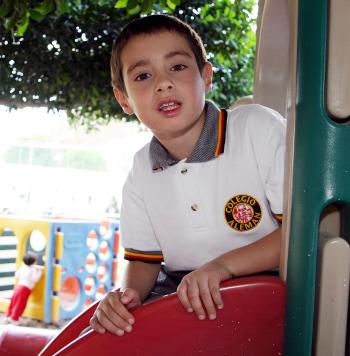 Christopher Eduardo Briones Daccarett 
Él nos dijo que irá a Monterrey, donde se encuentra Plaza Sésamo, -un parque de diversiones-. “Me encanta Plaza Sésamo y ya me quiero ir”. 
Sus papás son Álvaro Briones y Valeria Daccarett, a los cuales –comentó- quiere mucho, mucho. De sus deportes favoritos mencionó la natación, actividad que practica regularmente en la alberca de su colegio.