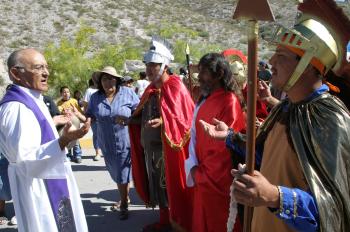 Son las once de la mañana y la hora de la partida de la procesión se retrasa. Y es que el alcalde Guillermo Anaya Llamas, no llega. El Obispo José Guadalupe Galván Galindo, lo aguarda pacientemente, los fieles también.
