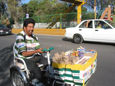 En la parte posterior, muchos de los que no tuvieron boleto para el partido, buscaban la forma de hacerse de una playera, ya sea comprada o regalada, sólo algunos lograron su propósito.