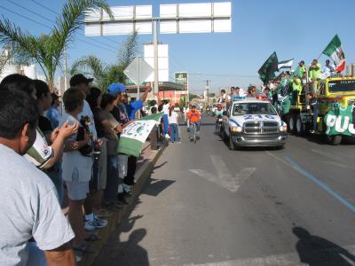 Al ingresar, cada aficionado recibía su playera en color verde neón con la leyenda “Un Guerrero Nunca Muere” y la tribuna se vistió poco a poco de un mismo color, algo nunca antes visto, lo que constituyó un atractivo extra para los propios aficionados.