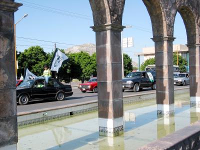 Al paso del contingente, más y más simpatizantes del equipo lagunero se unieron a la caravana hasta llegar a una cifra que según la Dirección de Seguridad Pública Municipal, pudo ser superior a las 30 mil personas, para lo cual se tomó en cuenta que a lo largo del trayecto hubo gran asistencia de personas, que únicamente se acercaban a presenciar el paso de la marcha y dar su apoyo a los participantes.