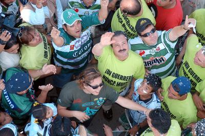 Aficionados disfrazados como Santo El Enmascarado de Plata, de Guerreros y en sí, de todo aquello que la imaginación daba, buscaron manifestarse a favor de la permanencia de su equipo en esta plaza y dejar en claro su intención de no permitir que los Guerreros cambien de sede.