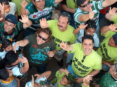 Apenas cinco minutos después de las 11:00 horas, miles de seguidores de la causa albiverde iniciaron su trayecto de 3.5 kilómetros rumbo al estadio; quienes participaron en la primera etapa del trayecto, dejaron sus vehículos y junto a quienes ya los esperaban en este punto tomaron la calzada Ávila Camacho, la cual en pocos minutos se vio completamente invadida por los manifestantes que a pie cubrirían esa parte del recorrido.