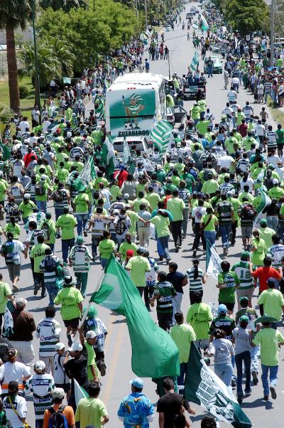 Ya pasaban las diez de la mañana y la orden fue clara, acelerar las unidades para llegar a tiempo a la mitad del recorrido, en Hipermart Independencia. Varios fueron los kilómetros los que abarcaban los vehículos, lo cual hizo que los agentes de Vialidad, optaran por cortar la megamarcha, para evitar embotellamientos.