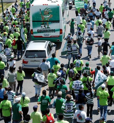 Espectacular fue la entrada al estado de Coahuila, ya que la punta del convoy al grito de “Torreón... Torreón...”, hizo que varias personas que se encontraban sobre la acera de la calle Múzquiz, expresaran que se les puso “la piel de gallina”.