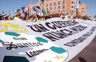 En los cruceros importantes de Gómez Palacio, automovilistas aguardaban para colarse a la megamarcha para engrosarlo al ritmo de los claxons, papeles, incansables porras, sirenas, cánticos, espumas, además de agitar sus banderas.