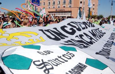 Incluso, en proporción, se asemejó a aquel memorable desfile del equipo por las tres principales ciudades de la Comarca Lagunera el lunes 21 de mayo de 2001, cuando logró el campeonato del Clausura 2001 y donde se dieron cita más de 500 mil personas.