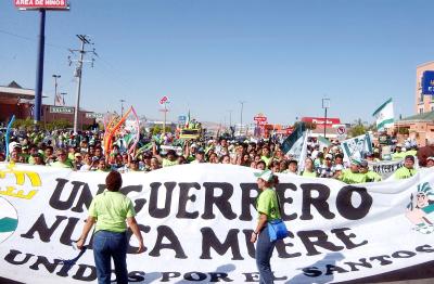 Más de 30 mil aficionados acompañaron al autobús de Santos Laguna en la última parte del recorrido de la Megamarcha que terminó en el Estadio Corona, en donde el conjunto local apenas empató a un gol con el súper líder Jaguares de Chiapas