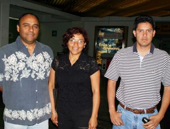 Carolina Velásquez fue depedida por Miguel Ángel y Trino, antes de viajar a Tijuana