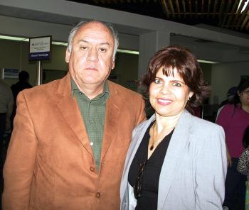 Carlos Gallegos viajó a Nueva York y fue despedido por Socorro Gallegos