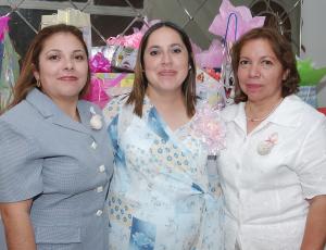 Sara Medina de Lara, en la fiesta de despedida de regalos que le ofrecieron en días pasasdos en honor al bebé que espera