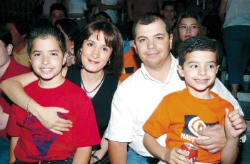 Ana Fernández de Garza y Jorge Garza Martínez acompañados de sus hijos Adrián y Jorge Garza Fernández