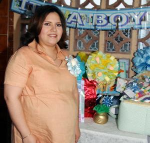 14 de abril
Brenda Cortez de Camacho recibió sinceras felicitaciones, en la fiesta de regalos que le ofrecieron Lilia Lara de Camacho y Lilia Camacho Lara.