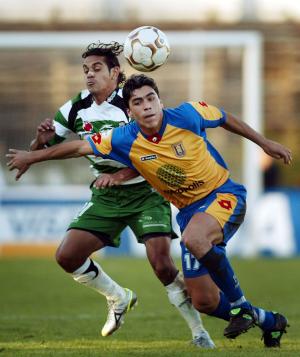 El propio Paredes estuvo a punto de aumentar en el complemento con otro potente remate desde fuera del área que, para fortuna del arquero argentino Cristián Lucchetti, golpeó en el palo. 


Tras esa acción llegó la igualdad de Santos Laguna, a través de su goleador Borgetti.