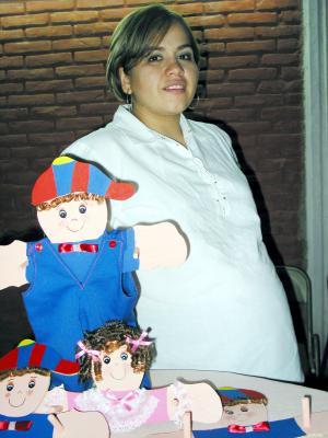 Brenda Leticia García de Hernández recibió numerosos obsequios, en la fiesta de regalos que se le ofreció.