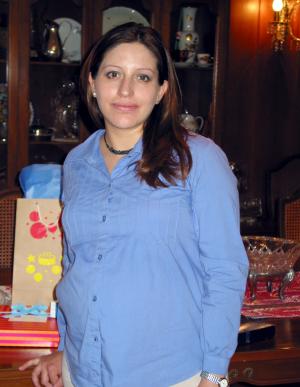 María Eugenia T. de Torres, en la fiesta de canastilla que ofrecieron al bebé que espera.