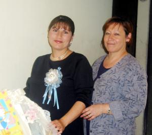 Martha Alicia Ramírez de Gallegos con la anfitriona de su fiesta de canastilla, Paty Barajas Velázquez.