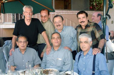 Alejandro Peréz de la Vega acompañado por un grupo de amigos, en su fiesta de cumpleaños.
