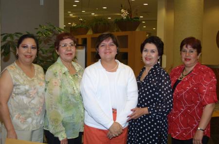 Alicia Favila de Reyes festejó su cumpleaños con una amena reunión acompañada de sus amigas Gloria García, Ivonne Martínez, Marcela García y Blanca Estela Esparza.