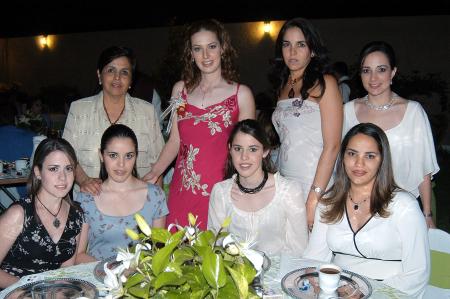 Claudia Mendiola Rodríguez en su fiesta de despedida acompañada por Claudia Martínez, Esther Garza, Lucila Hernández, Sofía González, Margarita Martínez, Bárbara Martínez y Brenda Garza.