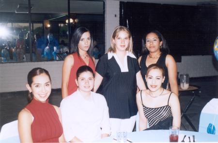 Katherine Manson de Silva acompañada de sus amigas, en la fiesta de regalos que le ofreceron.