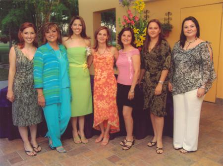 Mónica acompañada de su mamá, Rosa María Tatay de Martínez; su futura suegra, Charmeim Martínez de Villalobos; su hermana, Mariana Martínez de Portilla; y sus cuñadas, charmein de Meza, Marcela de Morales y Claudia de Pedroza.