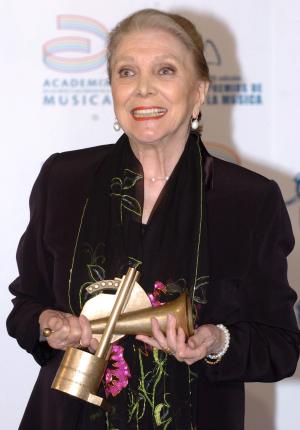 La cantante española María Dolores Pradera recibió, el premio al 'Mejor álbum de música tradicional' por su trabajo 'Canciones del alma'.