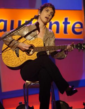 Además de recibir un premio, la artista Adriana Calcanhotto actuó en la celebración, interpretando el tema 'Vambora'.