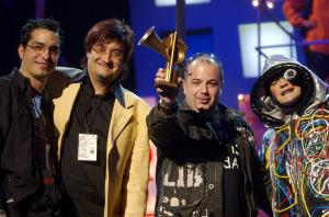 El grupo Fundación Eivissa tras ser galardonado con el premio al mejor tema de música electrónica por 'Sobrenatural '.