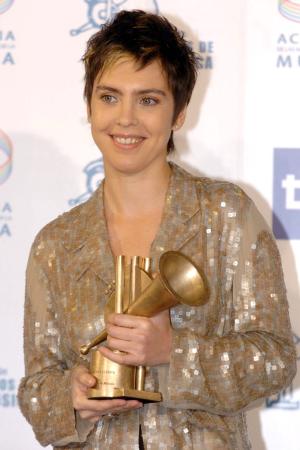La brasileña Adriana Calcanhotto posa con el galardón al artista latino revelación, mientras que el Premio Latino a Toda una Vida fue para el cubano César Portillo de la Luz.