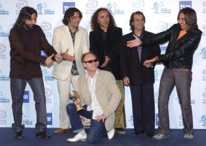 El productor Mario Pacheco, acompañado por el grupo Ketama, recibe el galardón a la mejor compañía discográfica Nuevos Medios.