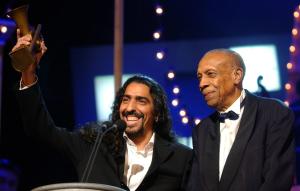 El cantautor Diego 'El cigala' (izda) y el músico cubano Bebo Valdés tras ser galardonados con el premio al mejor  álbum por 'lágrimas negras'. Tema que interpretaron posteriormente.