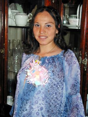 Claudia Ivón Quibrera de Dena espera la llegada de una bebita y por tal motivo, disfrutó de una fiesta de regalos.