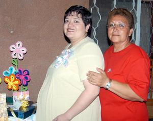 Cynthia Macías de Benítez en la fiesta de canastilla que le ofreció María Elena Elizalde de Macías, por la próxima llegada de su bebé.