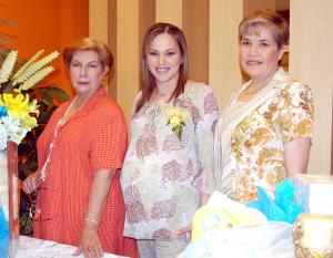 Maribel González de Segura con las anfitrionas de su fiesta de canastilla, Blanca González de González y Laura Lobo Segura.