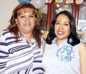 17 de abril
 Yolanda Castañeda de Cortés, en la fiesta de regalos para bebé que le ofreció Guillermina Dávila.