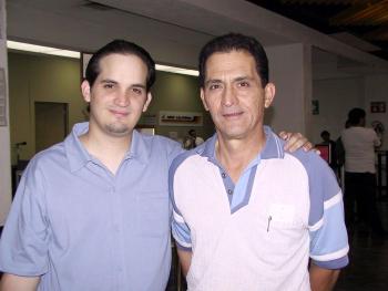 Alberto Cobos regresó de la Ciudad de México y fue despedido por Francisco Cobos.