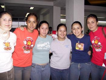   17 de abril 
 
Ana Laura Zamitiz y Estela Díaz fueron despedidas por Mirna, Margarita, Guadalupe y Ana, antes de regresar a Puebla.