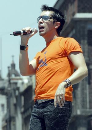El primero en aparecer en la plancha del zócalo capitalino fue Martín Ricca, quien interpretó para la concurrencia temas como Instinto Básico y Enamorado.