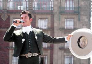 Este megaconcierto no podía culminar sin que se escucharan los acordes del mariachi y para concluir este episodio musical, el ex egresado de La Academia, Raúl Sandoval cerró con broche de oro con Serenata, Cuánto te Quiero, El Aventurero, Enyerbado y Morenita.