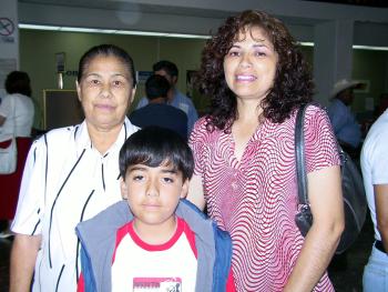 A Puebla, viajaron Socorro López y Luis Gerardo Sánchez y los despidio Leonor López.