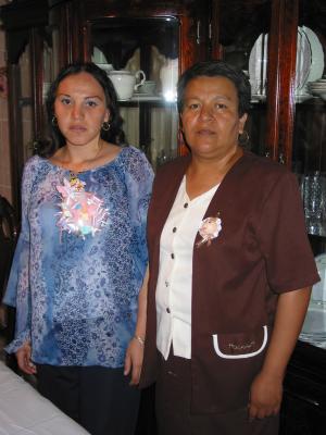 Claudia Ivón Quiebrera de Dena con la organizadora de su fiesta de regalos, María del Refujio Rivera Vda. de Acosta.
