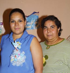 Norma Verónica Martínez de Martínez junto a su mamá, Norma Rosalinda Gómez de Martínez, en la fiesta de regalos que le organizó por el bebé que espera.