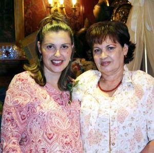 Vivian Ortiz de Kalionchis disfrutó de una fiesta de regalos ofrecida por su mamá, Carmen de Ortiz.
