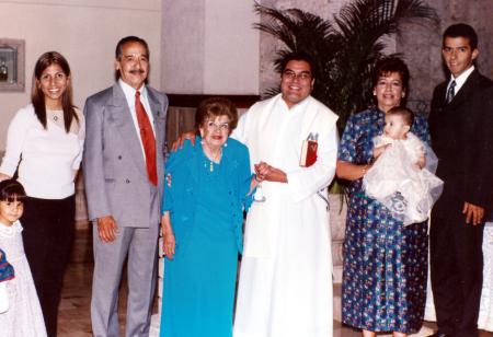 En la parroquia de San Pedro Apóstol, el día tres de abril de 2004, recibió las aguas bautismales de manos del R.P. Gerardo Zataráin el niño Roberto Gerardo Ramírez Alcalá.
