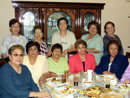 Mele Ortiz de Herrera celebró su cumpleaños, con un grato convivio en el cual recibió numerosas felicitaciones y obsequios.