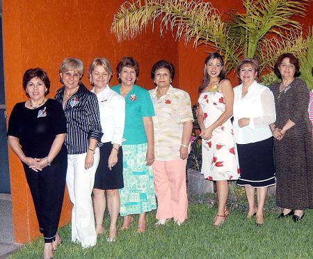  18 de abril  
Montserrat Gaucín Hernández acompañada por las integrantes del   Club de Jardinería Jardín, quienes le ofrecieron una despedida de soltera.