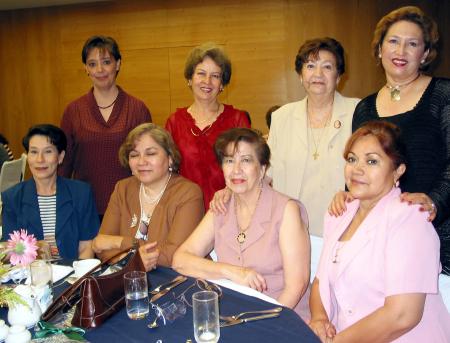 Guillermo y Paty de Rivera, Pedro y Paty Revuelta, Rodolfo y Evelyn Alatorre, niños Pedro Andrés y Emilio Revuelta Rivera.